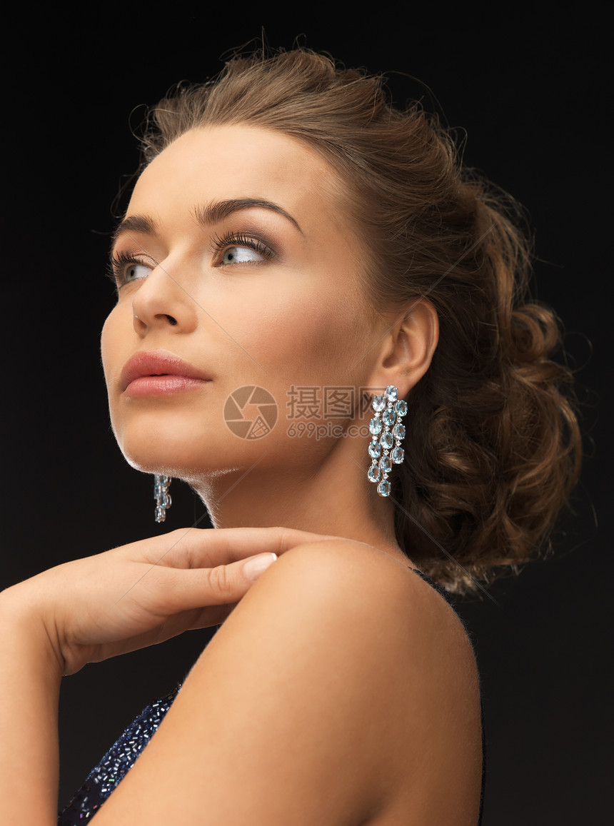 戴钻石耳环的妇女派对石头特权广告耳朵配件女性首饰贵宾珠宝图片