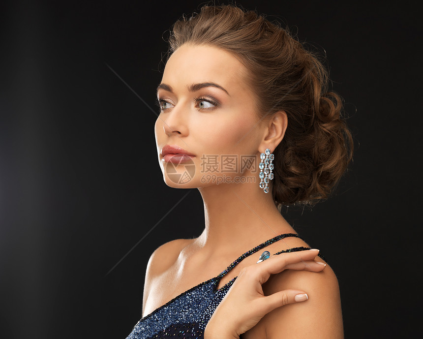 戴钻石耳环的妇女富裕贵宾奢侈品宝石戒指配件俱乐部珠宝裙子派对图片