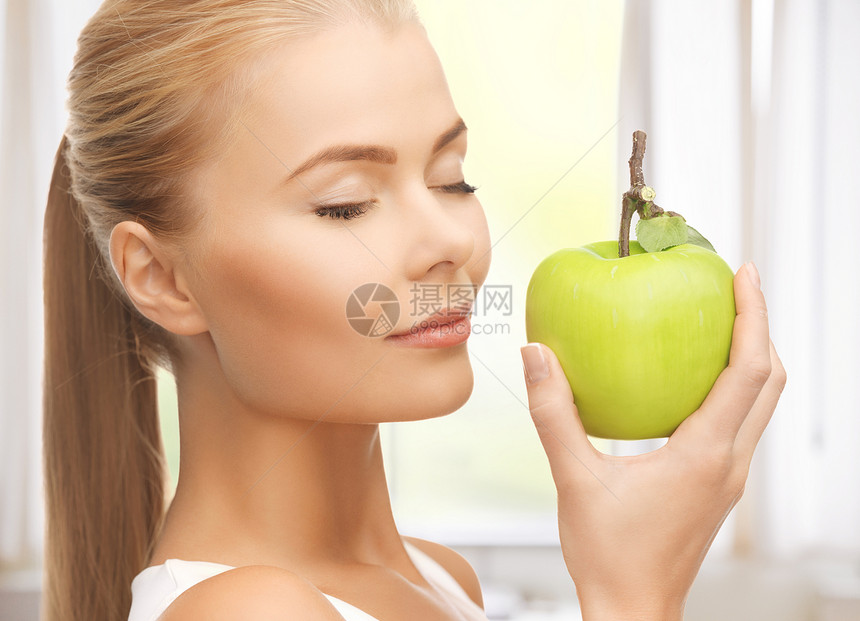 妇女闻到苹果味重量香味享受水果饮食损失眼睛女士营养消化图片