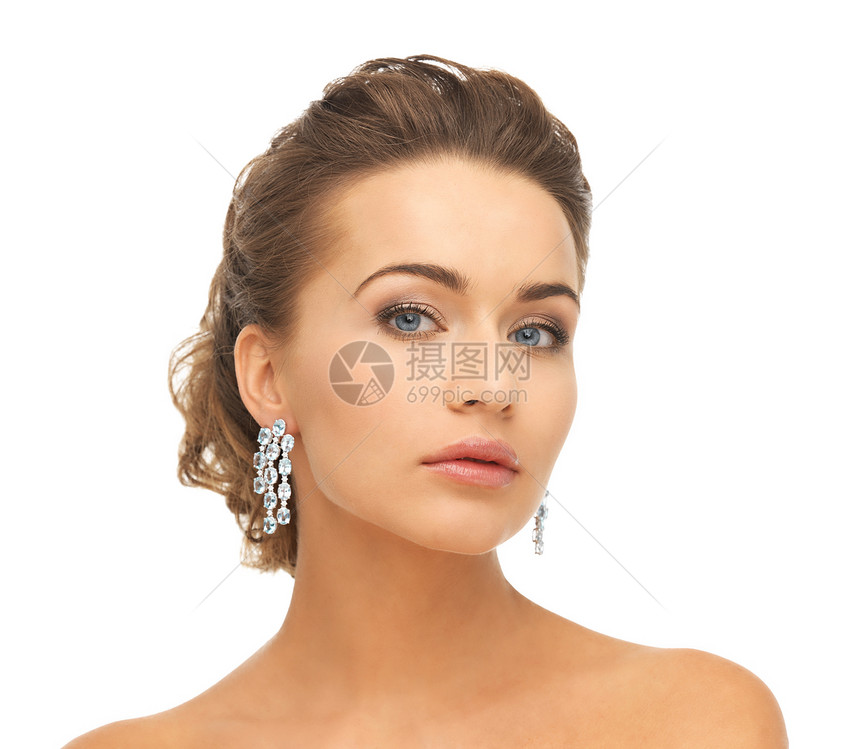 妇女佩戴闪亮的钻石耳环魅力新娘耳朵女孩富裕石头女性广告奢侈品珠宝图片