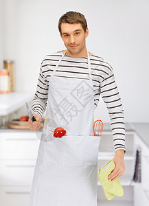 长着刀的帅帅帅男人防火烹饪厨房衬衫小伙子青年家务手套伙计围裙背景图片