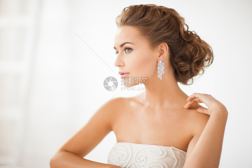 妇女佩戴闪亮的钻石耳环首饰订婚水晶配件桌子婚礼耳朵新娘女性石头图片