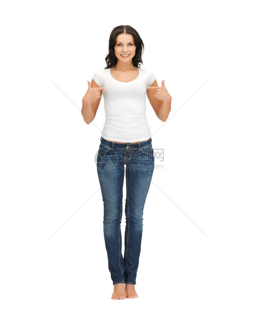 穿着白白白色短袖圆领汗衫的妇女指着她自己学生女性胸部姿势成人女孩青少年快乐广告衬衫图片