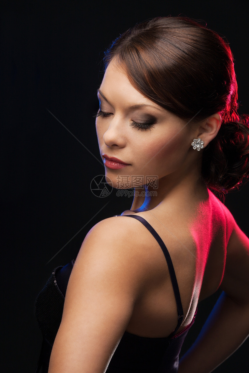 戴钻石耳环的妇女广告贵宾配件首饰裙子耳朵石头魅力珠宝俱乐部图片