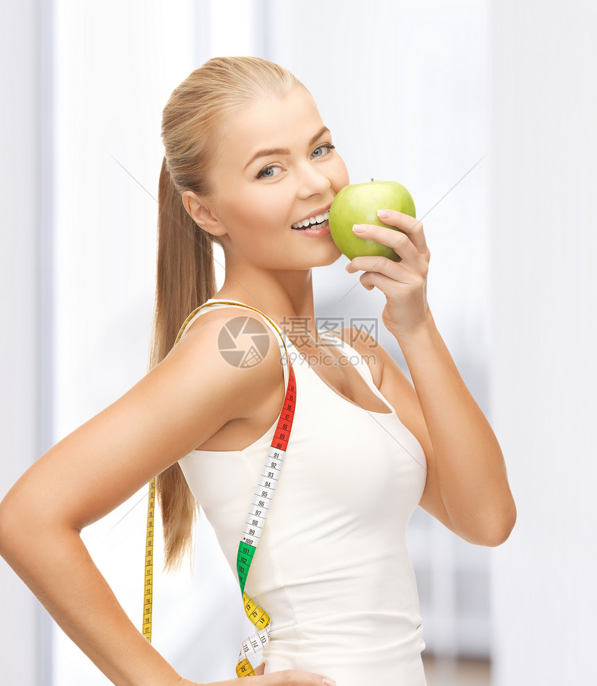 配有苹果和测量胶带的运动妇女福利水果女孩培训师数字饮食控制运动员食物健身房图片