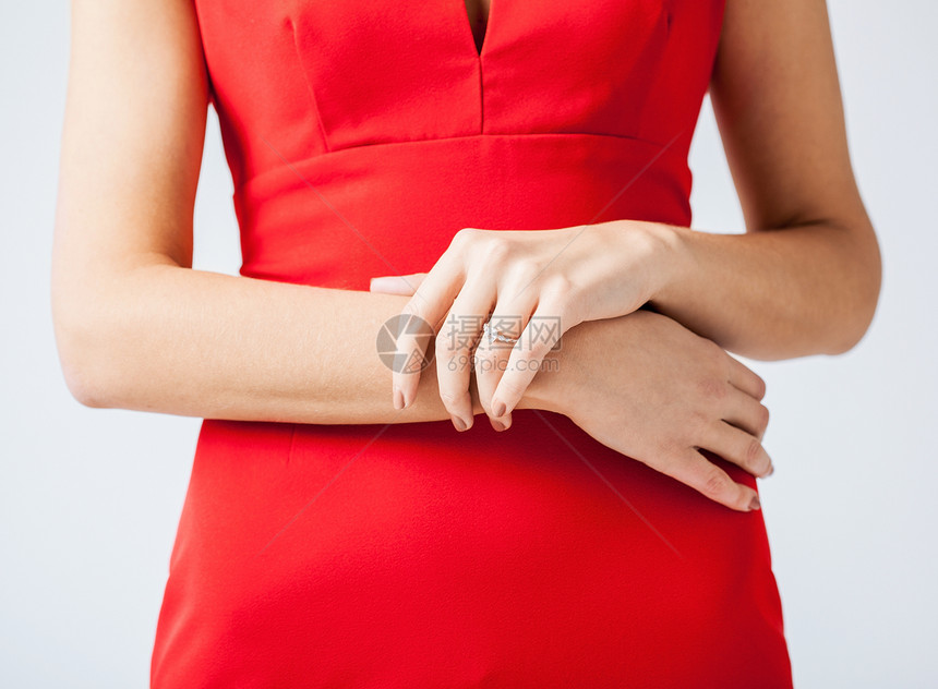 女人手握着结婚戒指石头手指情怀庆典钻石展示新娘未婚妻纪念日礼物图片