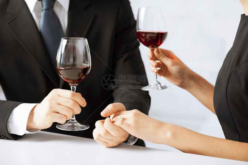 配有葡萄酒杯的订婚夫妇纪念日家庭钻石夫妻珠宝未婚妻首饰未婚夫蜜月干杯图片