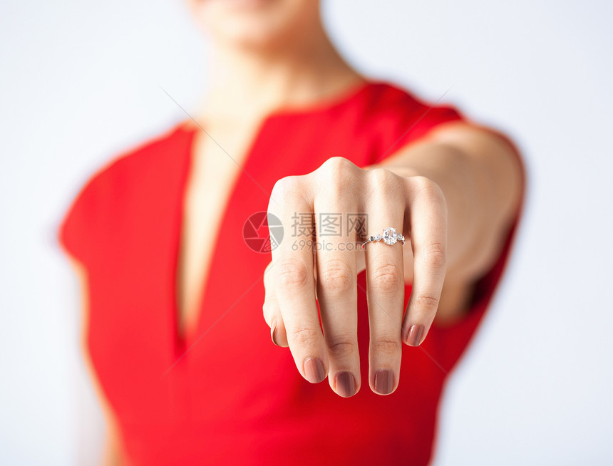 女人手握着结婚戒指未婚妻石头婚礼展示珠宝已婚妻子仪式宝石钻石图片