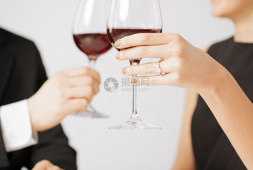 配有葡萄酒杯的订婚夫妇丈夫妻子周年首饰珠宝干杯新娘恋人女士礼物图片