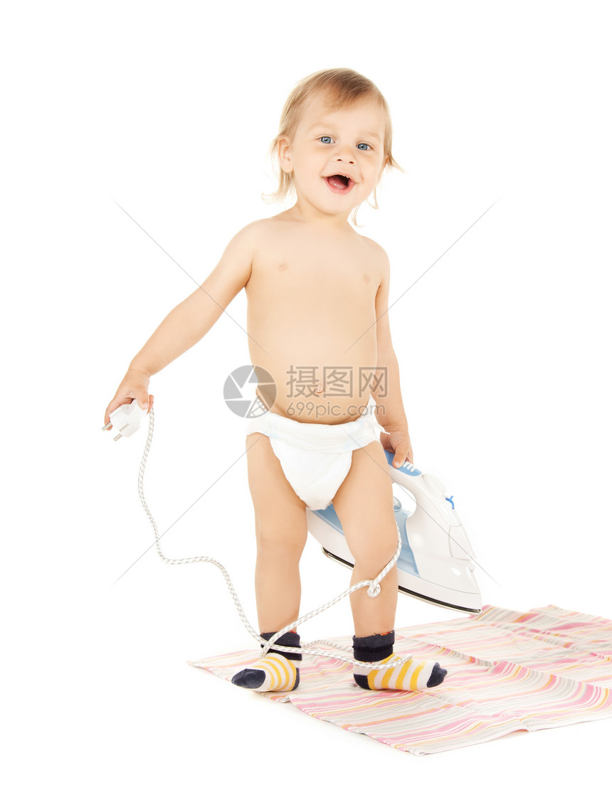 婴儿插在铁中儿子童年乐趣插头家庭衣服电缆女孩洗衣店男生图片