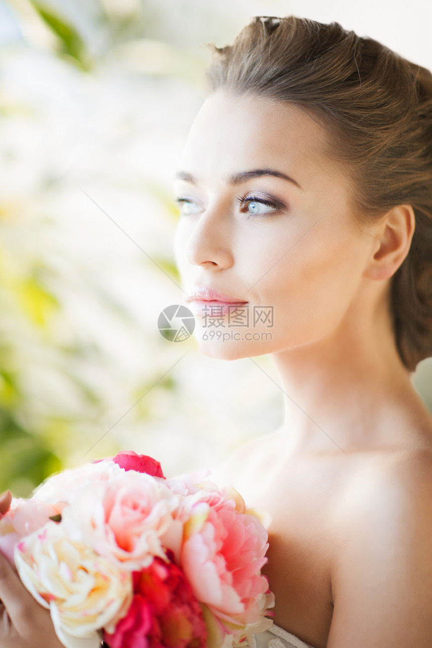 带花束的新娘阳光窗户耳朵光灯裙子首饰订婚未婚伴娘奢侈品图片