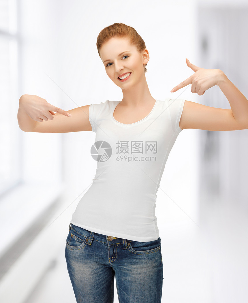 穿着白白白色短袖圆领汗衫的妇女指着她自己棉布快乐青少年牛仔裤衬衫打印学校广告胸部数字图片
