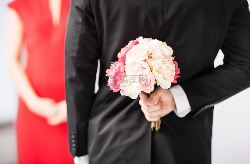 藏花束的人婚姻玫瑰夫妻牡丹导游服务丈夫礼物男朋友妈妈们图片