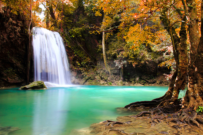 秋秋瀑布公园风景森林岩石蓝色旅行季节溪流瀑布叶子图片