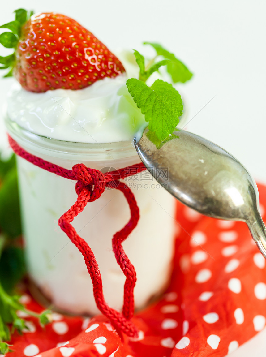 新鲜草莓 有健康的酸奶早餐国家水果小吃饮食食物餐巾玻璃茶点奶油图片