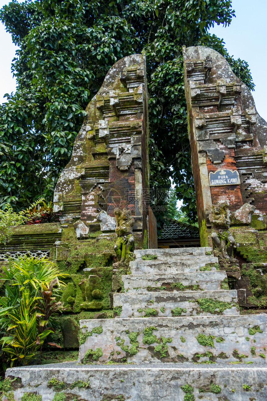 正式的巴厘花园中的圆形柱子雕像棕榈草坪雕刻旅行公园雕刻品工匠园林绿化图片