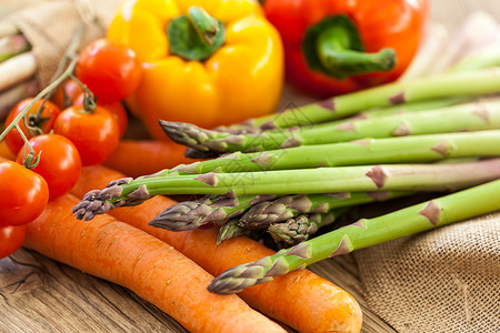 乡间厨房的新鲜蔬菜食物萝卜尖端西红柿麻布营养绿色藤蔓长矛烹饪背景图片