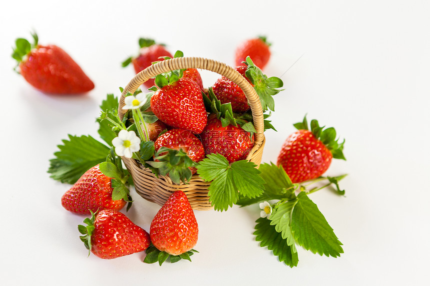 新鲜成熟的草莓 有叶子和鲜花水果乡村美食维生素柳条国家收成园艺甜点浆果图片