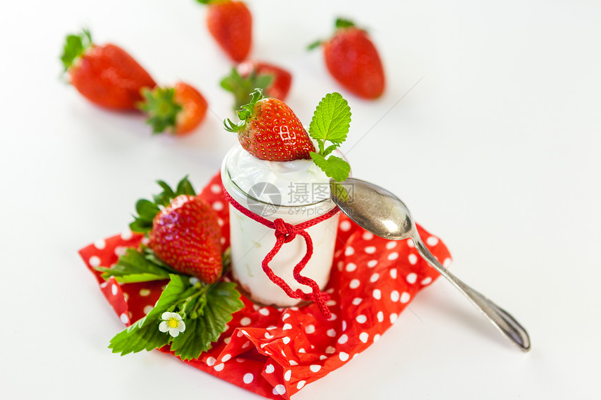 新鲜草莓 有健康的酸奶甜点茶点水果早餐奶制品细绳饮食餐巾食物圆点图片