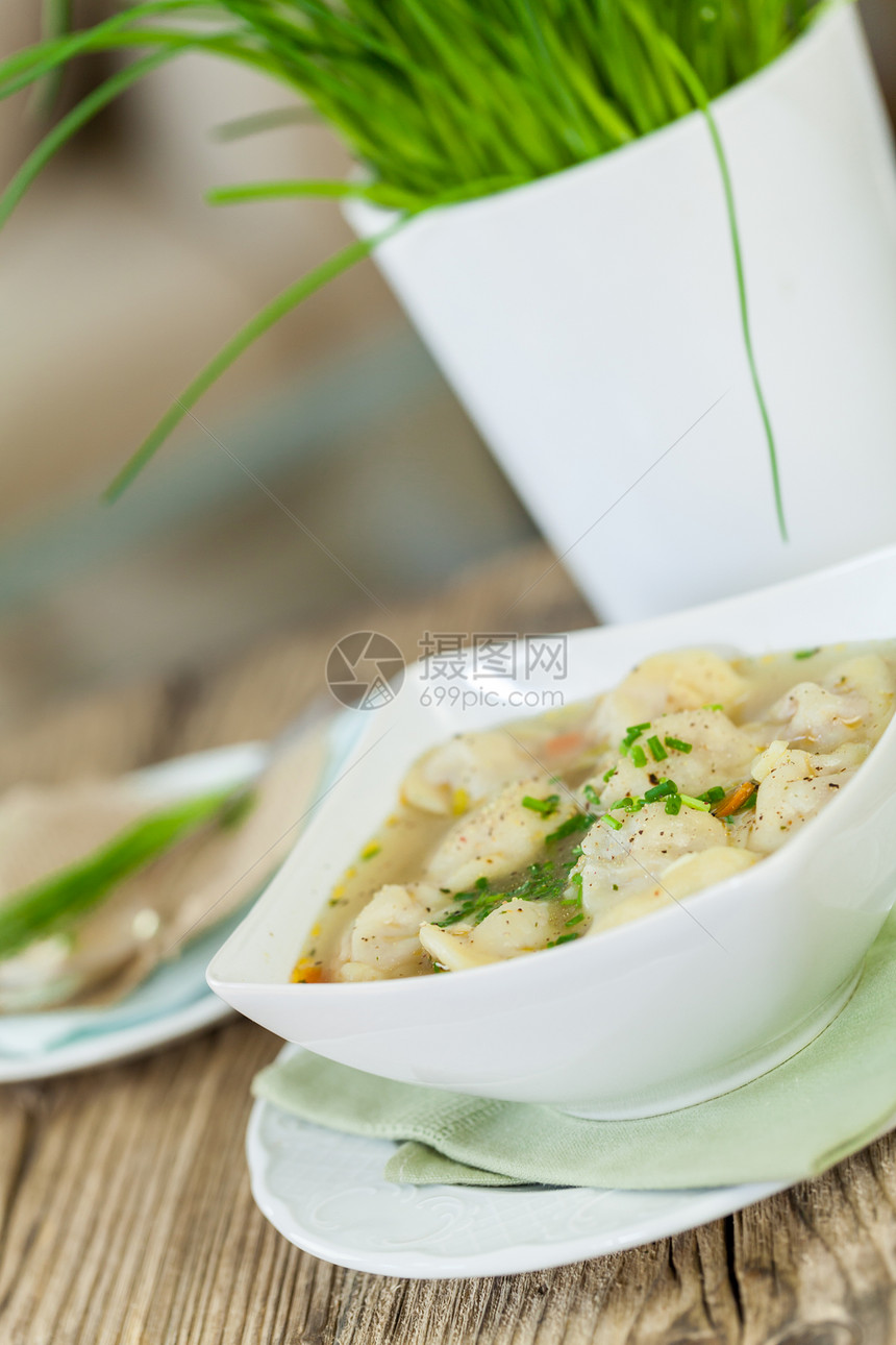 在俄罗斯的肉卷汤中 食着香肠猪肉玉米饼服务美食烹饪猪肉饮食面团美味餐厅桌子淀粉图片