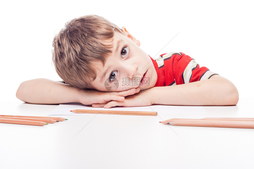 餐桌上的男孩绘画学生铅笔学校桌子专注瞳孔写作知识工作室图片