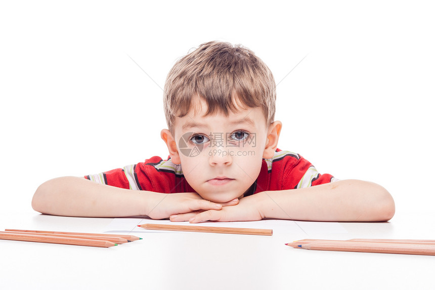 餐桌上的男孩知识乐趣绘画学校教育青年孩子学生学习工作室图片