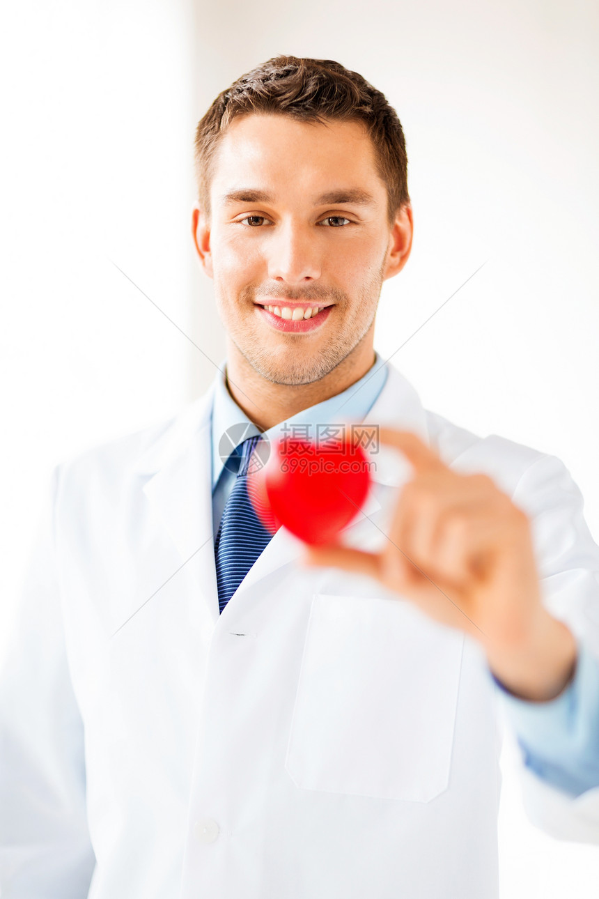 心胸有心脏病的男医生外科疾病诊所攻击帮助卫生有氧运动手术保健护理人员图片