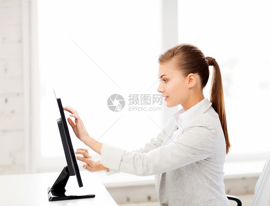 微笑着的女商务人士 办公室里有触摸屏商业会计学习工作电脑教育老师监视器职场屏幕图片