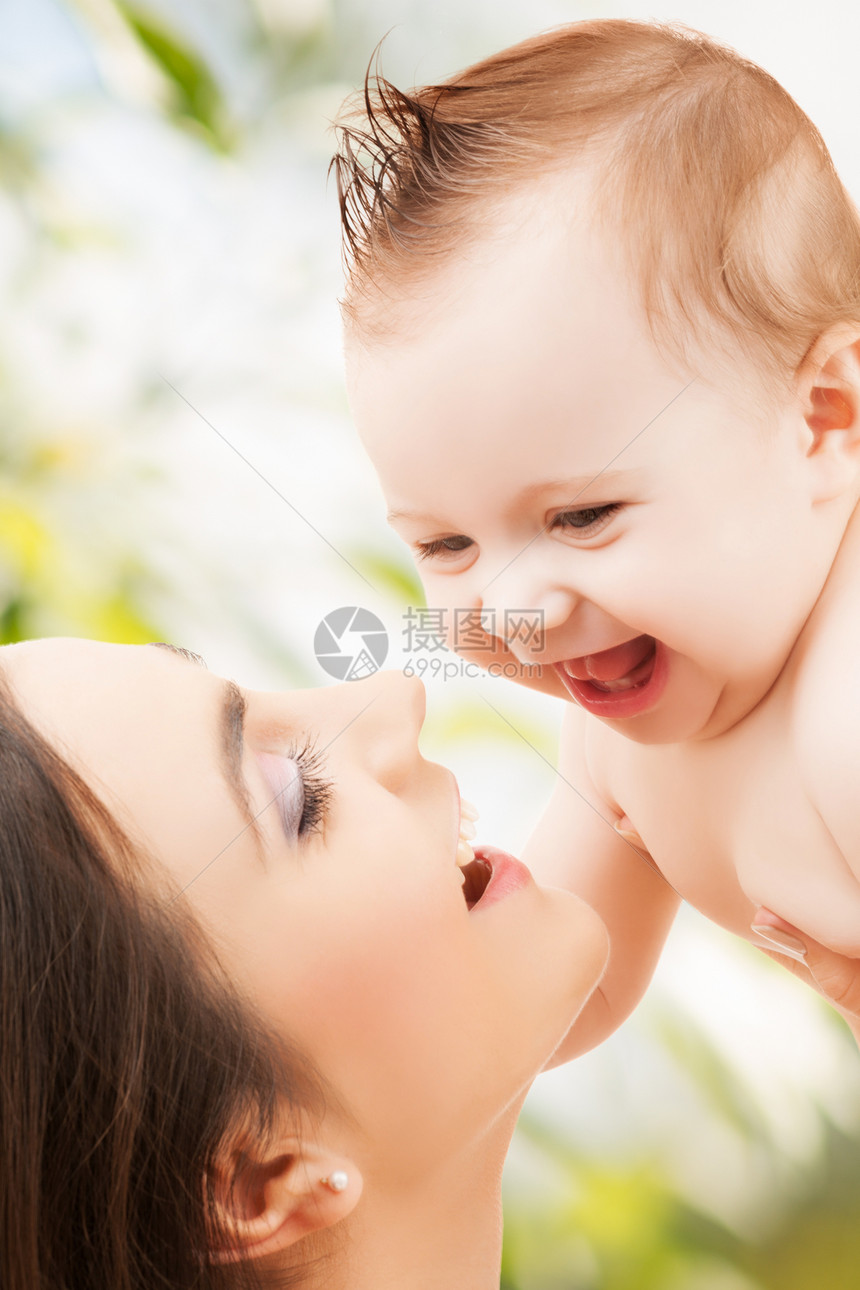 幸福的母亲和可爱的婴儿男生微笑阳光育儿拥抱生物快乐女儿父母母性图片