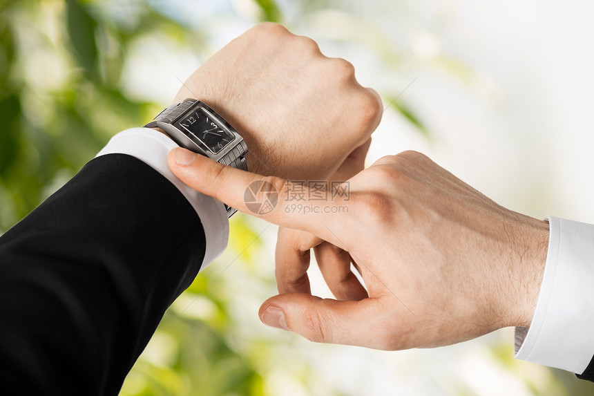 男人看着手表手腕时间工作男性检查商务婚姻丈夫会议纪念日图片