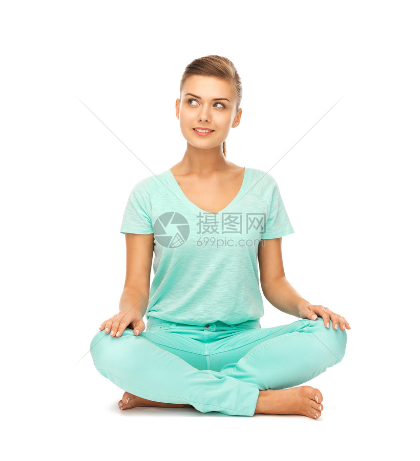 女孩坐在莲花的姿势和冥想中灵魂精神专注沉思训练女士活力自由冒充青少年图片