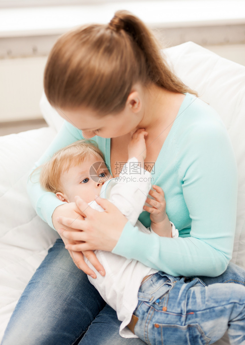 母亲和可爱的婴儿 有喂奶瓶瓶子儿子母性压痛长椅父母妈妈微笑童年幸福图片