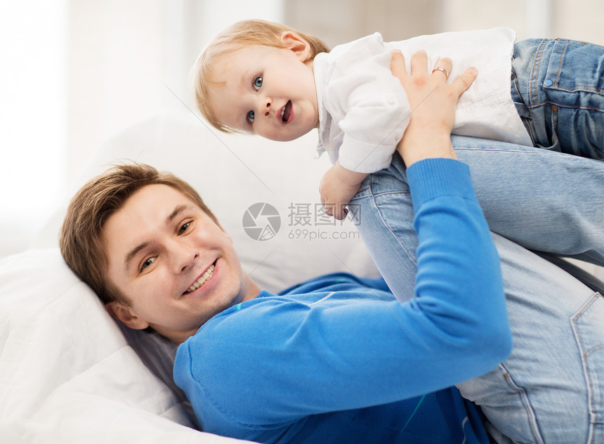 快乐的父亲与可爱的宝宝幸福育儿乐趣拥抱父母儿子婴儿男人女孩游戏图片