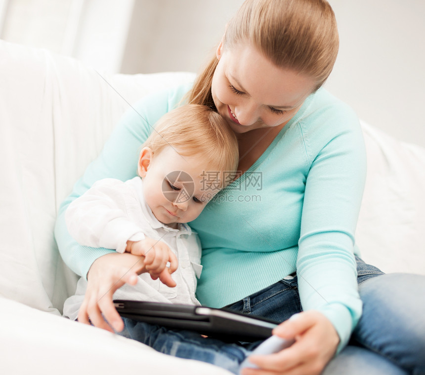 带有平板电脑的可爱母亲和可爱婴儿游戏药片活动女士教学孩子技术男生乐趣长椅图片