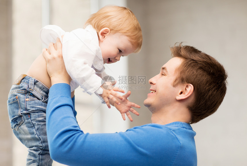 快乐的父亲与可爱的宝宝乐趣身份拥抱孩子们爸爸男人育儿微笑压痛男生图片
