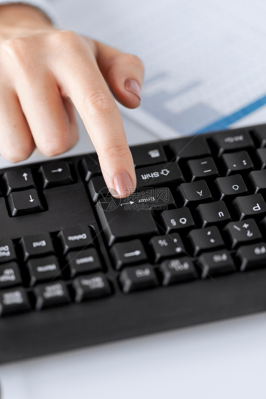 妇女手按键盘上的输入按钮电脑纽扣商业学生工作电子邮件计算互联网商务人士图片