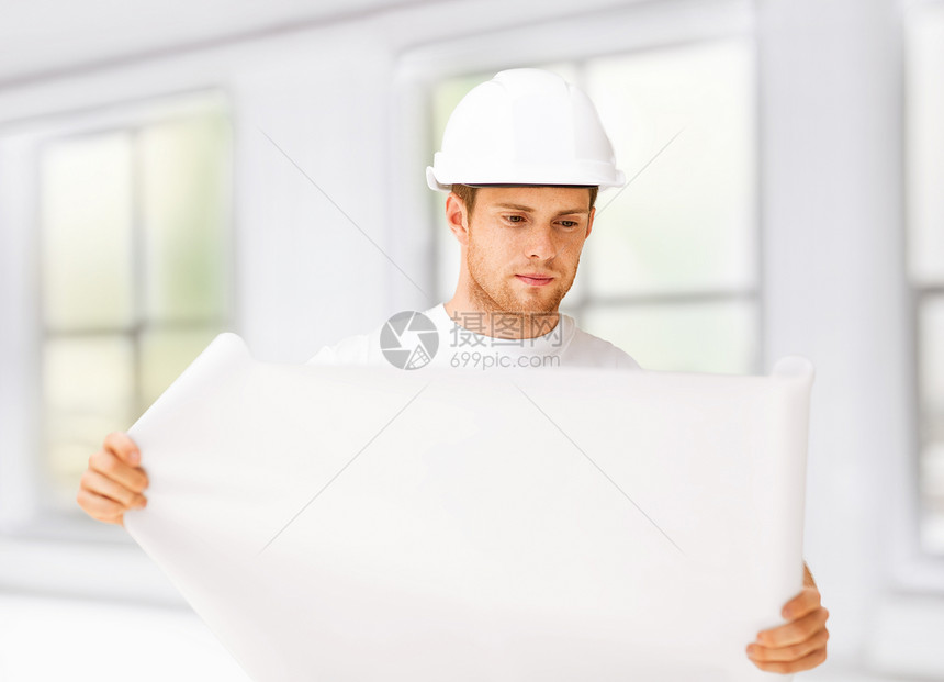 男性建筑师 在家里看蓝图的男建筑师工人房子工作顾问房间方案工程头盔首席工作服图片