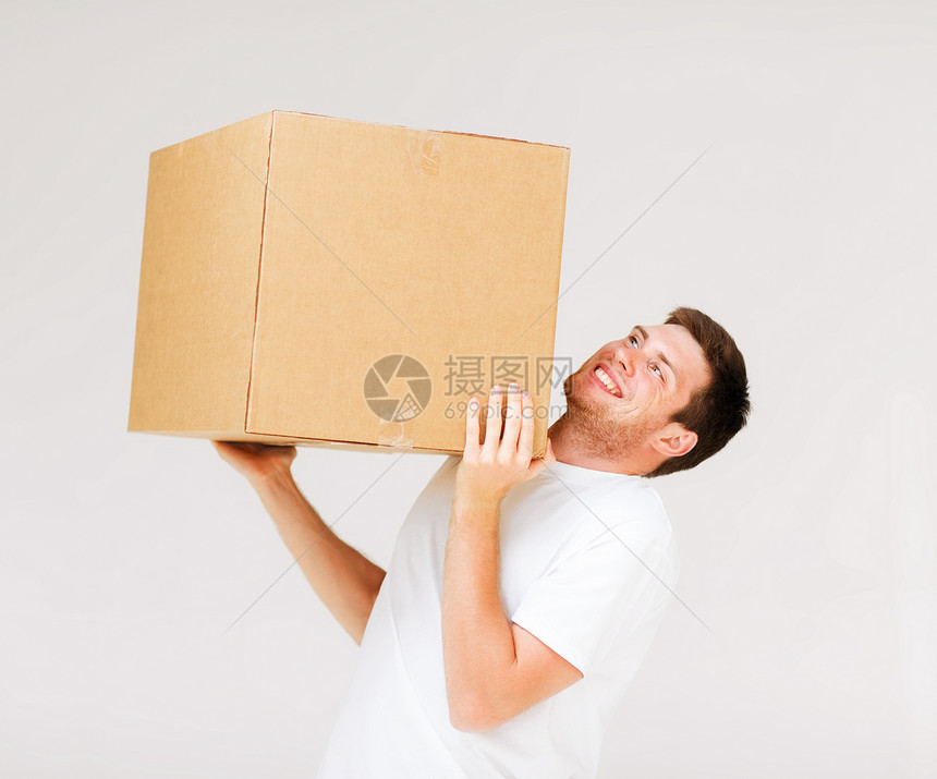 携带重箱的男子纸盒纸板船运学生运动工人运输空白销售量送货图片