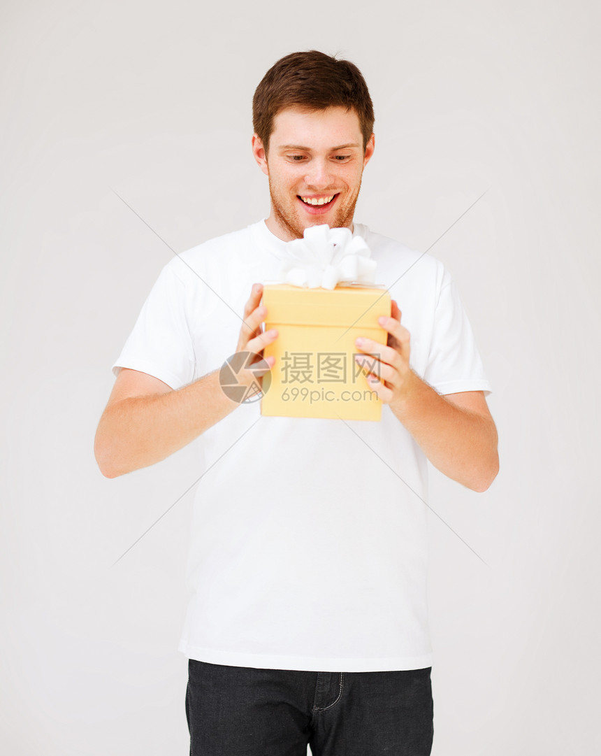 穿着白色T恤和带礼品盒的男子纪念日丈夫微笑男朋友纸板服务礼物盒子问候语订婚图片