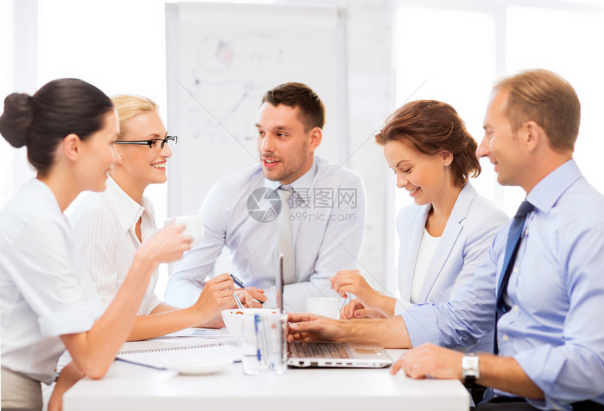 企业团队在办公室开会会议女性导演财政战略微笑互动公司团体工人工作图片