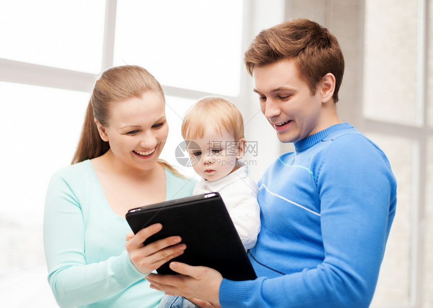 父母和可爱的婴儿与平板电脑Pc乐趣男人游戏男生母性药片父亲拥抱童年女孩图片