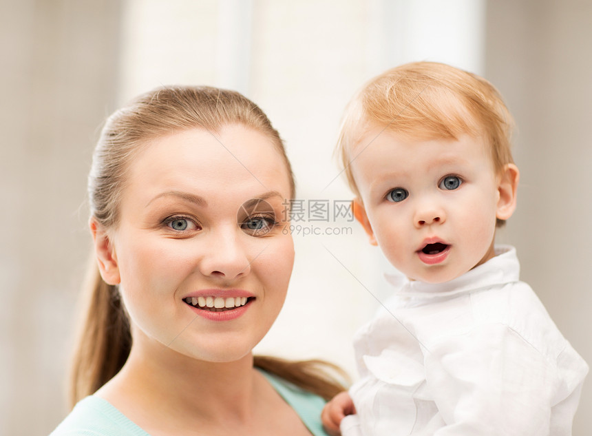 幸福的母亲和可爱的婴儿男生育儿拥抱孩子们父母女士孩子压痛微笑女孩图片