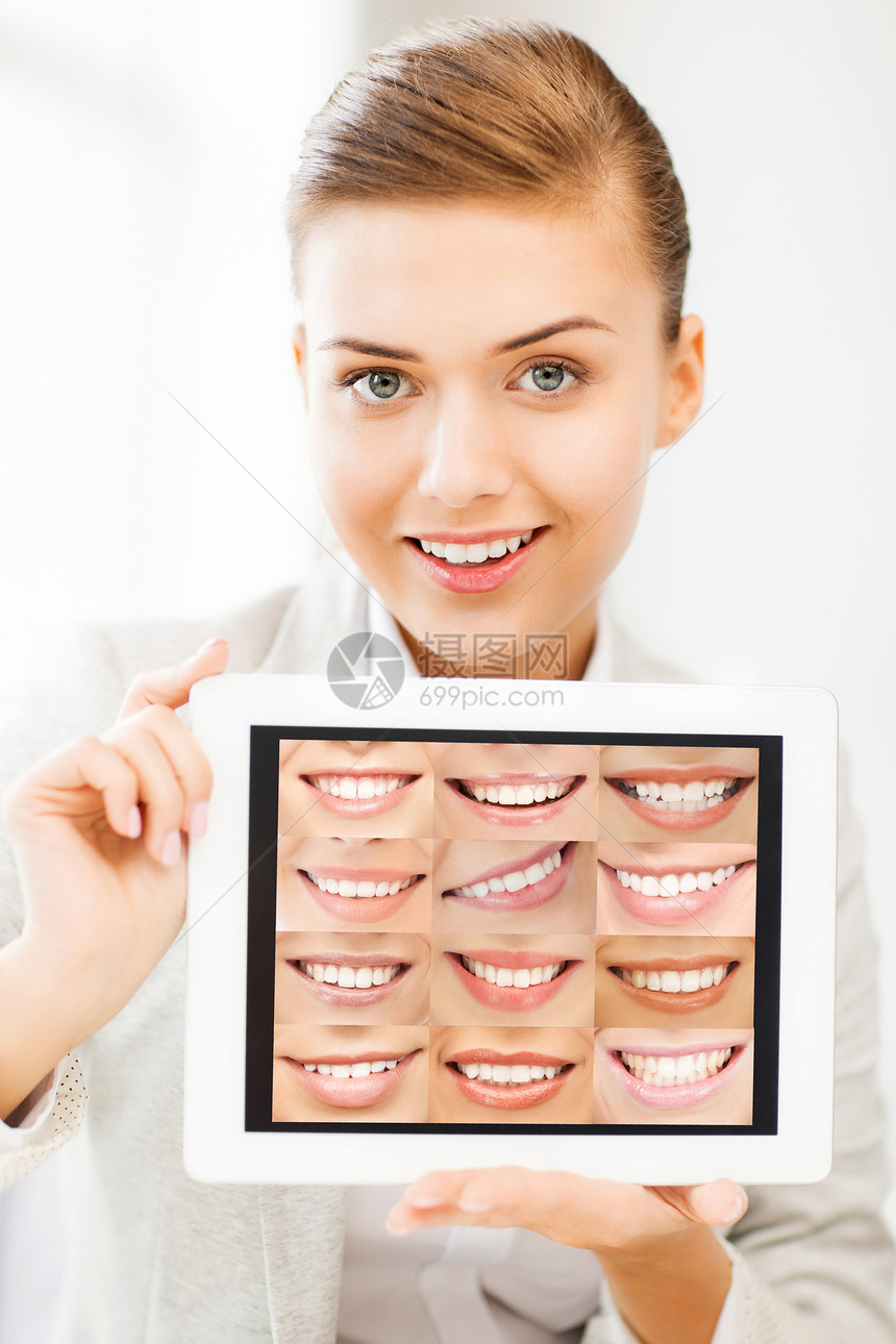 拥有平板电脑和微笑的女医生卫生打扫药品牙科诊断女性搪瓷美白嘴巴假牙图片