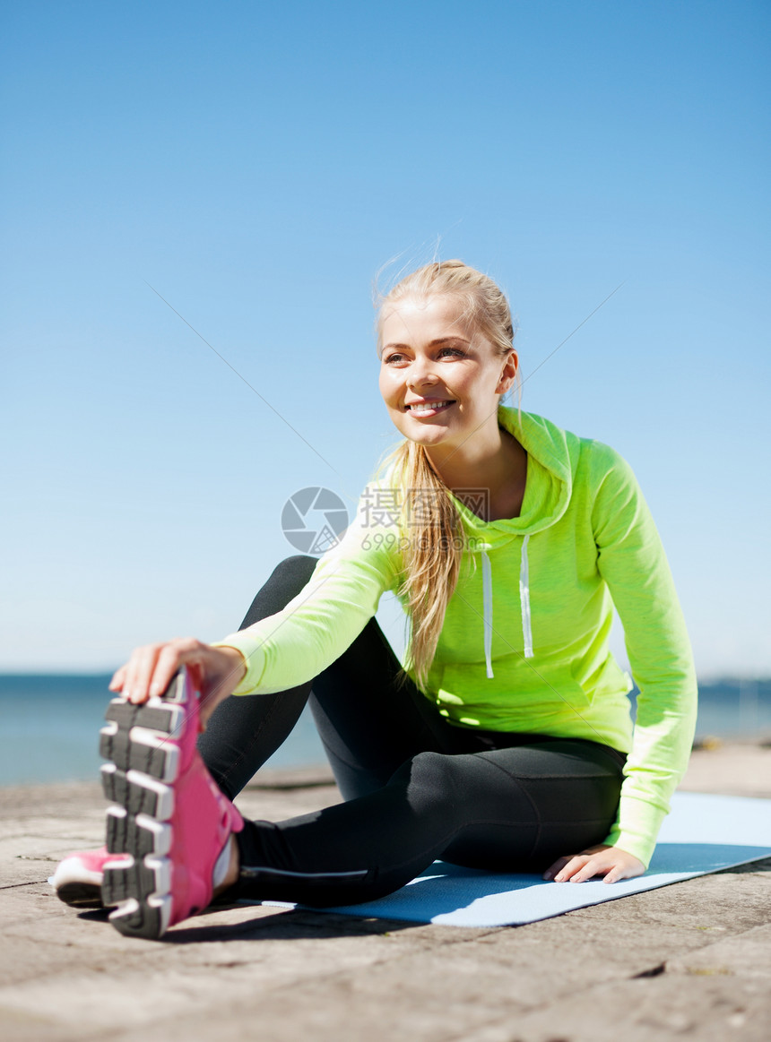 妇女户外运动减肥赛跑者活动女士微笑福利运动员身体娱乐城市图片