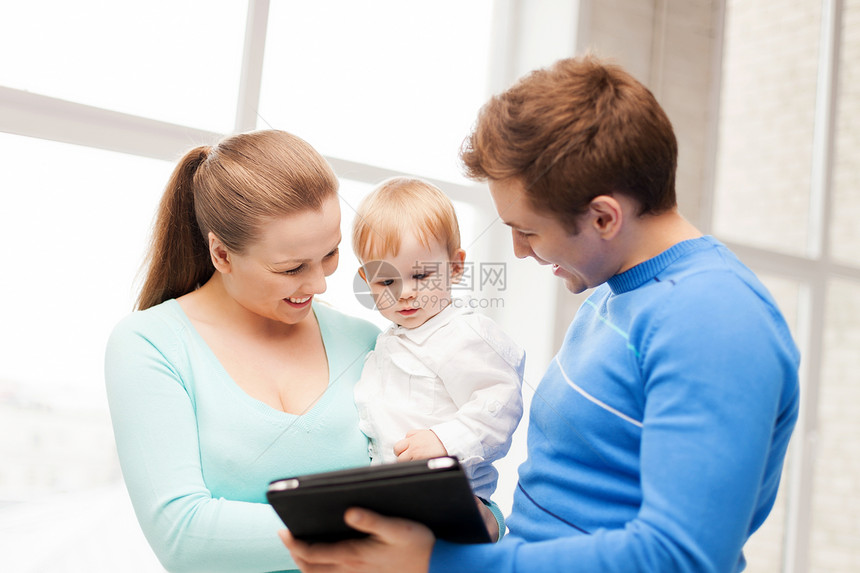 父母和可爱的婴儿与平板电脑Pc乐趣男人拥抱儿子育儿童年父亲游戏女孩技术图片