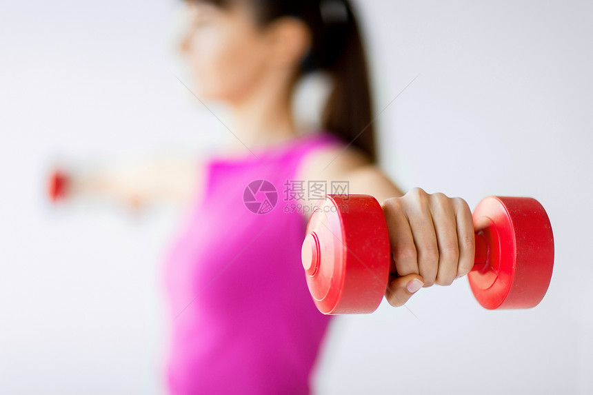 女性运动手和轻红哑铃二头肌运动运动装重量运动员饮食训练力量数字女孩图片