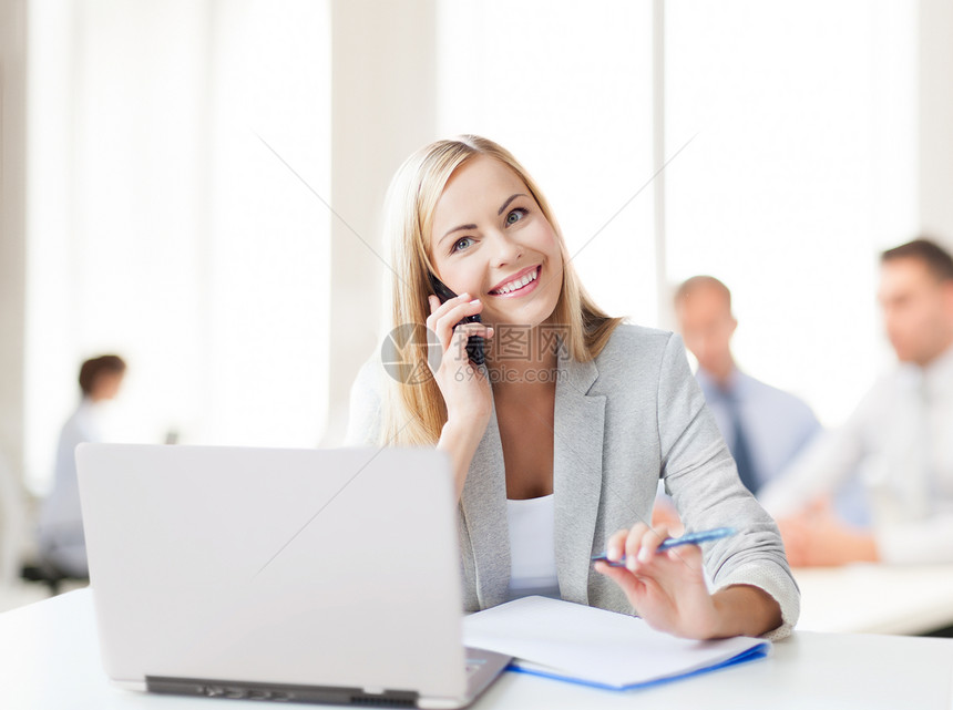 办公室有电话的女商务人士女孩手机簿记企业家秘书电脑呼唤老板会议经理图片