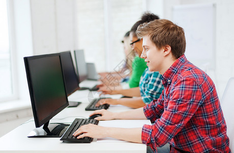 在学校学习电脑的学生学者技术男生演讲图书馆班级团体监视器大学男人背景图片
