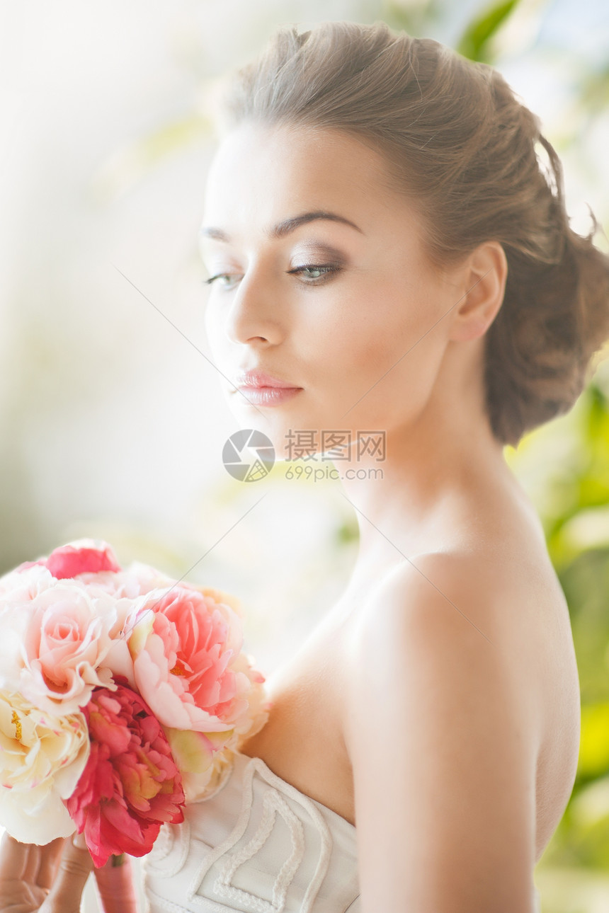 带花束的年轻女子化妆品生物未婚婚姻婚礼花朵美容女性生态新娘图片