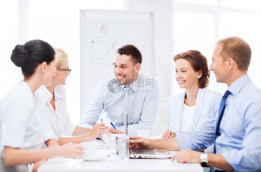 企业团队在办公室开会会议女性合作团体头脑工作笔记训练同事简报企业家图片